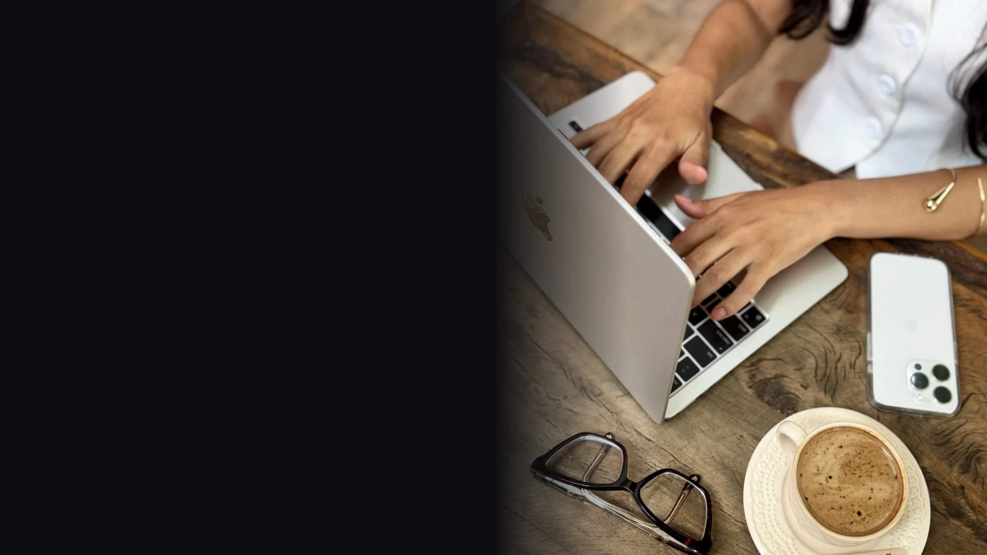 Victória, fundadora da VG Mídia, trabalhando no laptop
